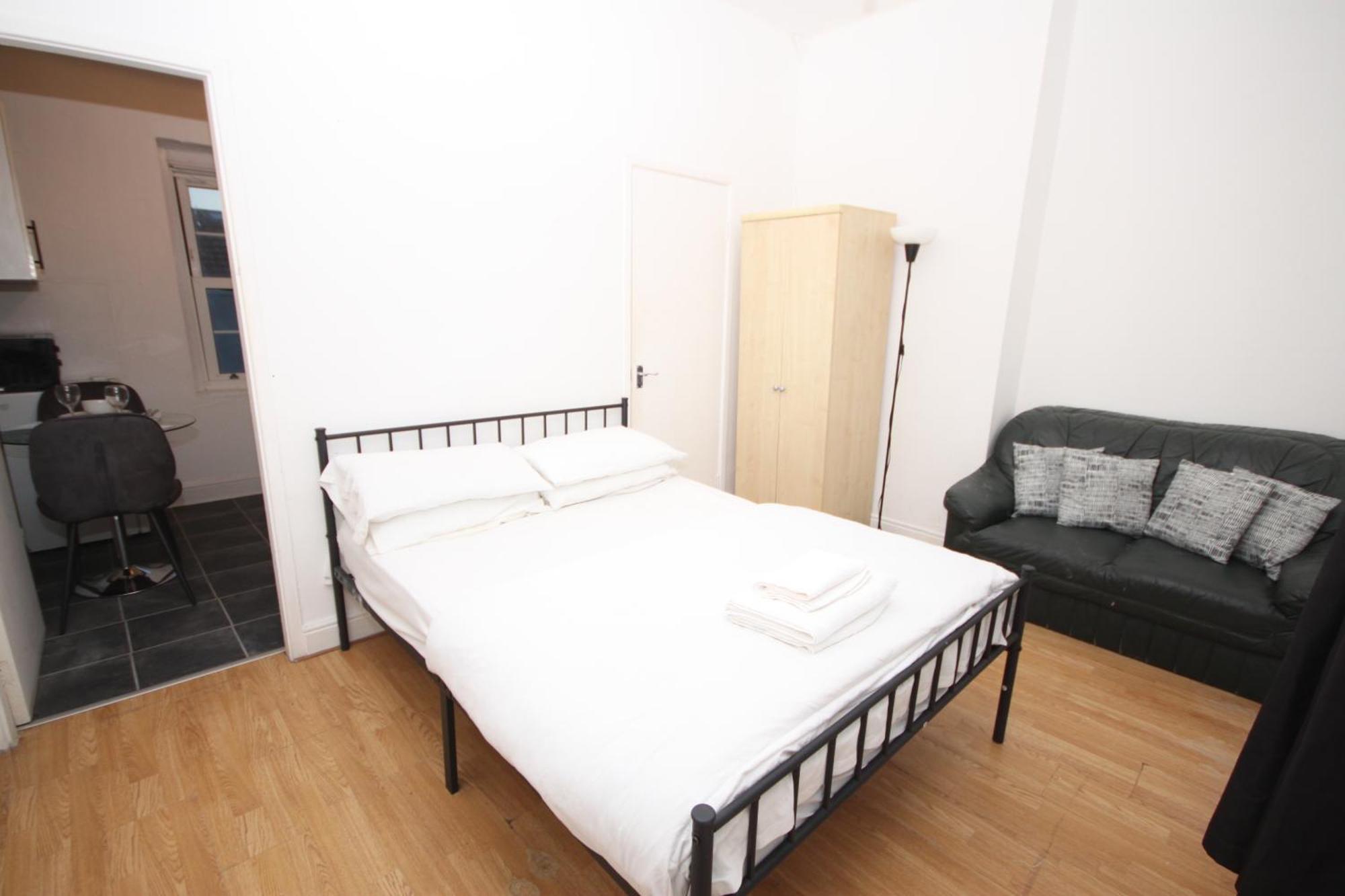 Barton Seaview, Self Catering Studio Apartments, Promenade & Central Beach Location, Families, Couples Or 23 Years Plus Only, Free Parking Блекпул Екстер'єр фото