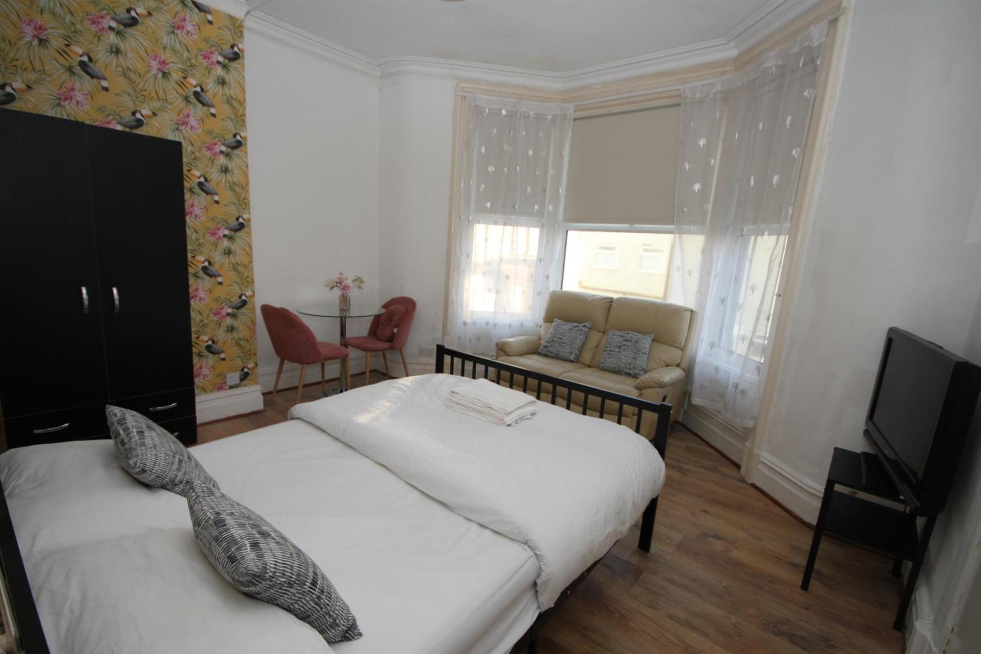 Barton Seaview, Self Catering Studio Apartments, Promenade & Central Beach Location, Families, Couples Or 23 Years Plus Only, Free Parking Блекпул Екстер'єр фото