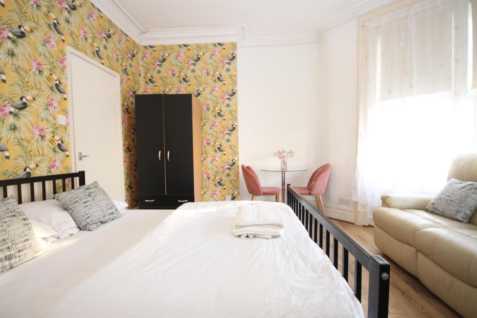 Barton Seaview, Self Catering Studio Apartments, Promenade & Central Beach Location, Families, Couples Or 23 Years Plus Only, Free Parking Блекпул Екстер'єр фото